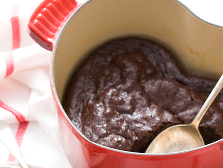 Gâteau au chocolat sans farine avec sauce aux framboises et port